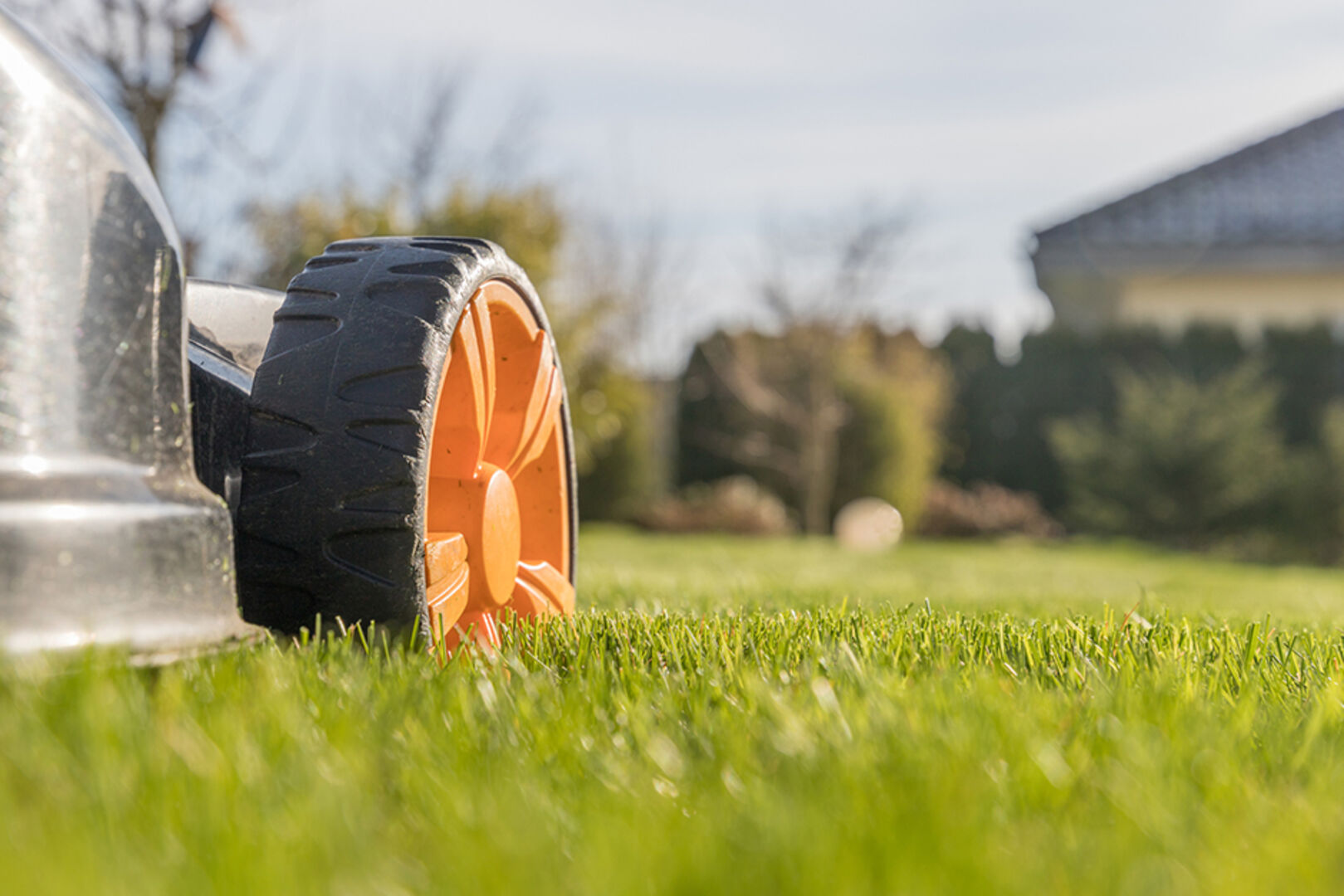 Mann beim Rasenmähen | Credit: iStock.com/Corinna71