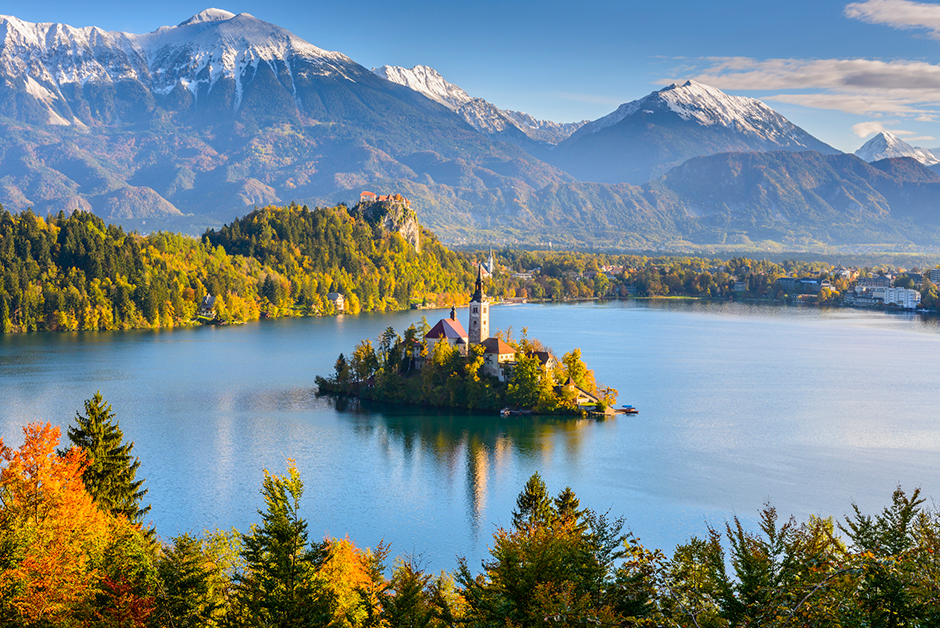 Der Bleder See im Herbst | Credit: iStock.com/AlbertoLoyo