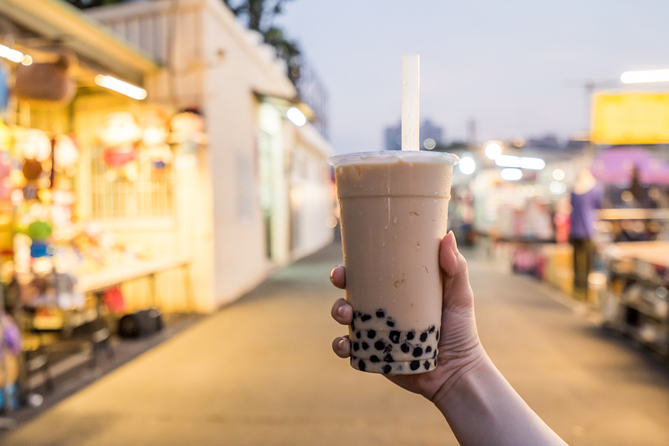 Jugendlicher mit einem Becher Bubble Tea in der Hand | Credit: iStock.com/insjoy