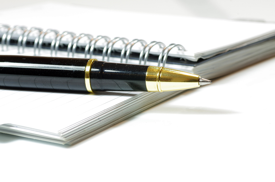 Notizblock mit Kugelschreiber | Credit: iStock.com/megakunstfoto