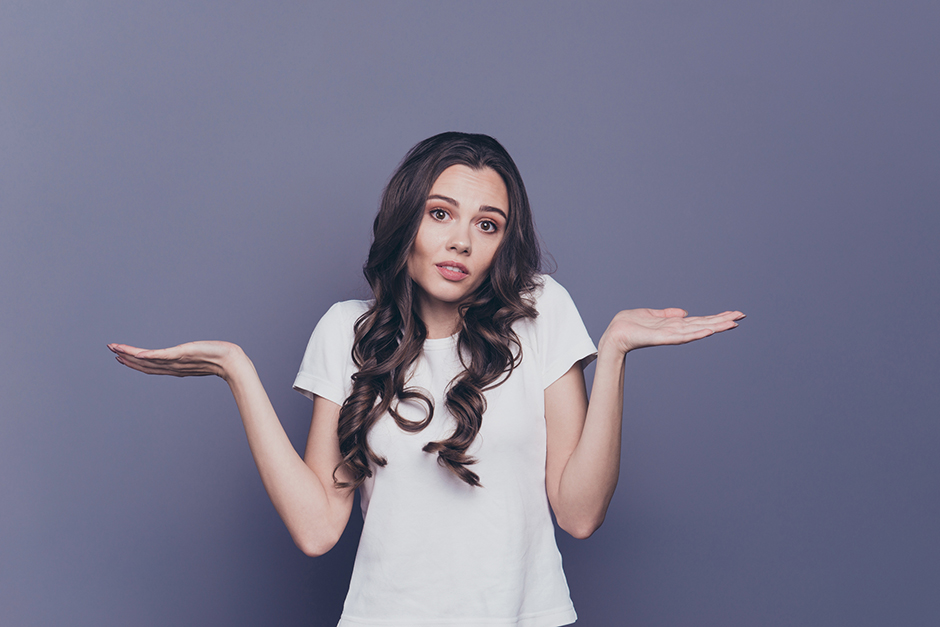Junge Frau, die sich nicht entscheiden kann | Credit: iStock.com/Deagreez