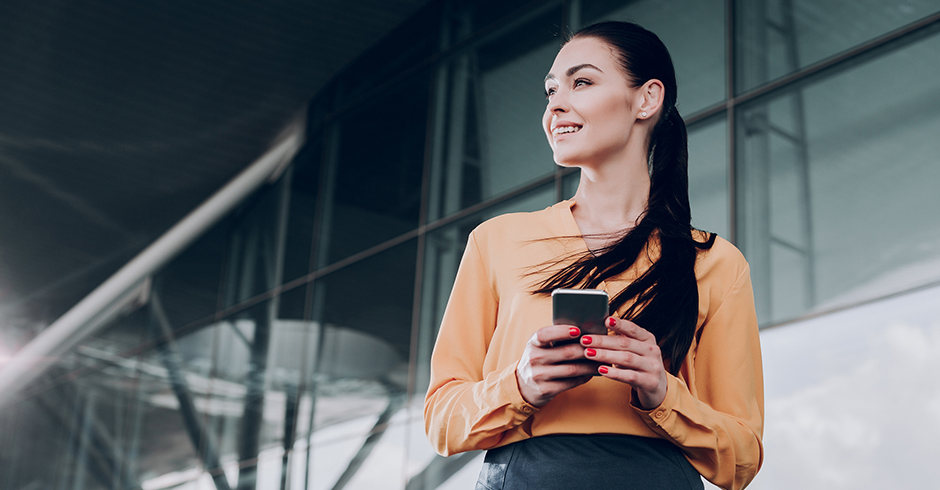 Junge selbstbewusste Frau mit ihrem Smartphone in der Hand | Credit: iStock.com/YakobchukOlena