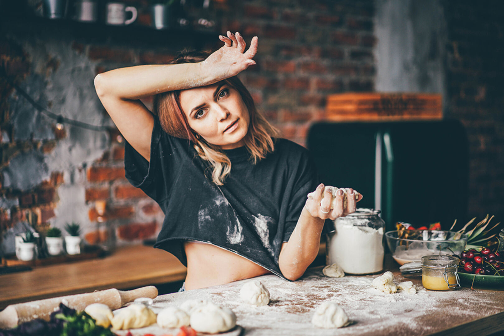 Junge Frau entnervt beim Kochen und Backen in der unaufgeräumten Küche | Credit: iStock.com/Maria Korneeva