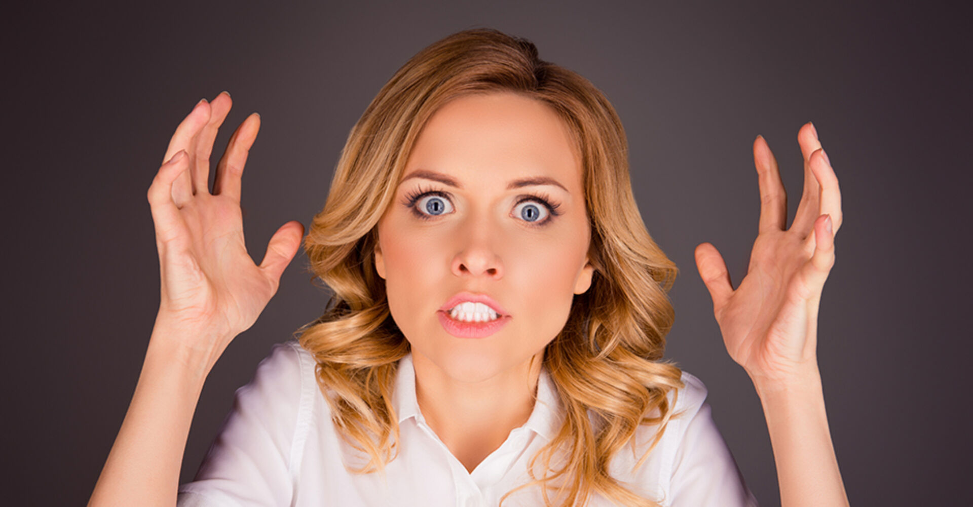 Frau hebt entnervt die Hände | Credit: iStock.com/Deagreez