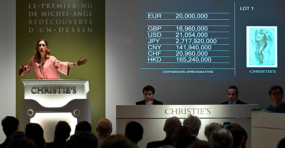 Auktionärin Victoire Gineste von Christie's versteigert eine erst kürzlich entdeckte Zeichnung von Michelangelo um 20 Millionen Euro | Credit: EMMANUEL DUNAND / AFP / picturedesk.com