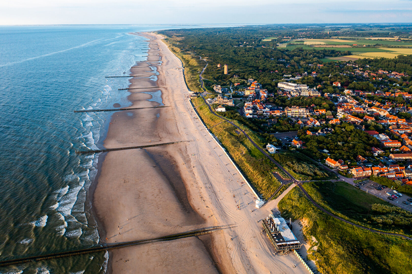 Luftaufnahme vom Strand von Domburg | Credit: iStock.com/jotily