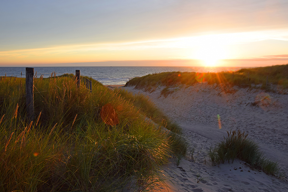 Der Strand von Julianadorp bei Sonnenuntergang | Credit: iStock.com/vora