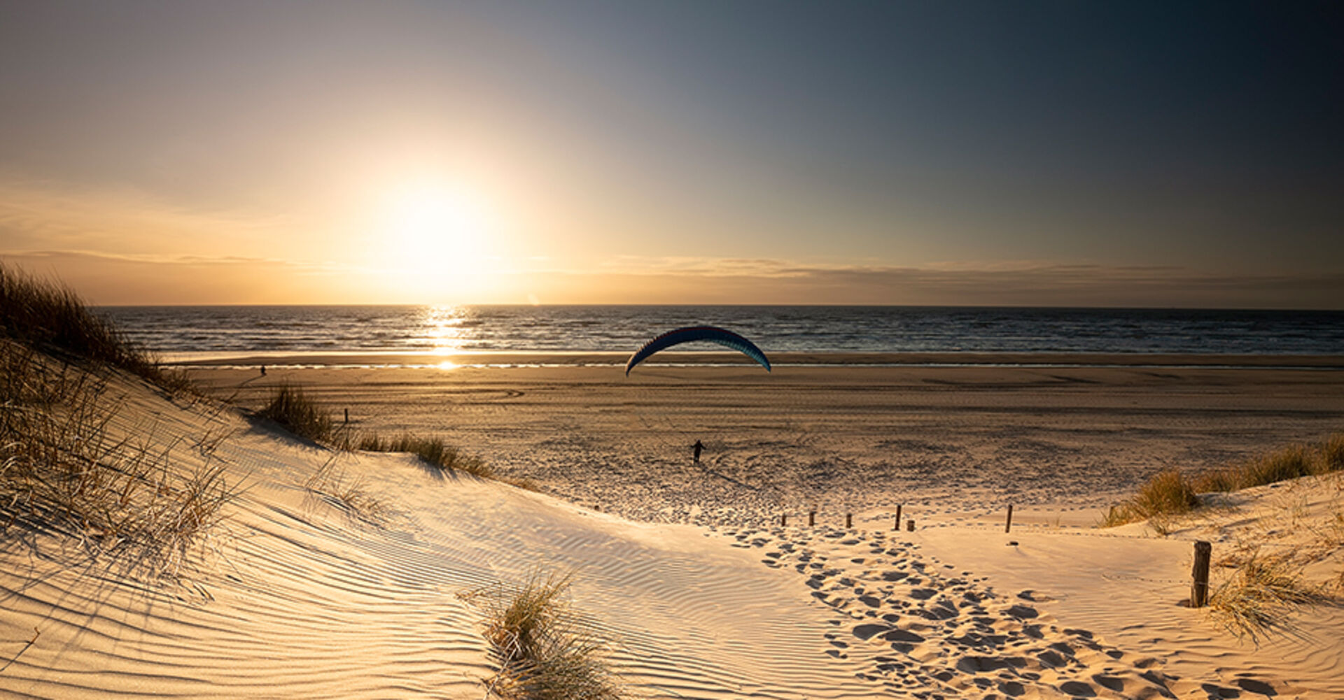 Strandansicht bei Sonnenuntergang in den Niederlanden| Credit: iStock.com/Olha Rohulya