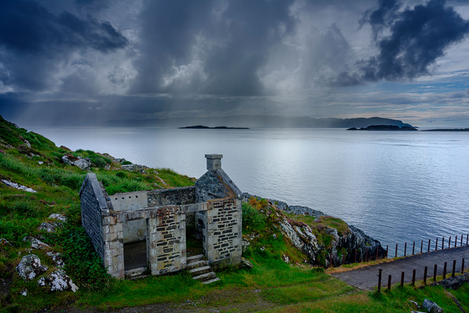 Verlassene schottische Ruine am Ufer des Meeres | Credit: iStock.com/Julian Gazzard
