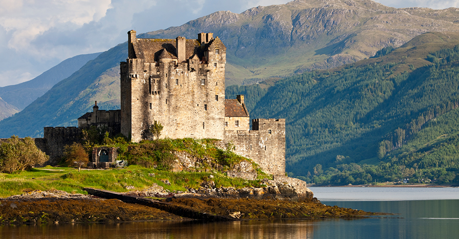Alte Burgruine am Ufer eines schottischen Sees an einem sonnigen Tag | Credit: iStock.com/Bim