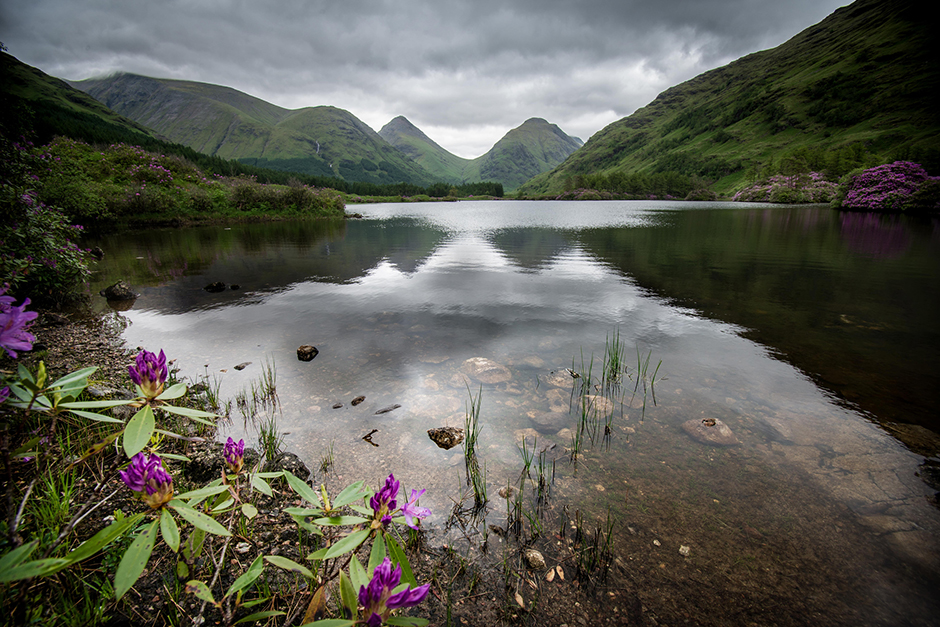 Wunderschöne Bucht an einem bewölkten Tag in Schottland | Credit: iStock.com/Alex Simmonds