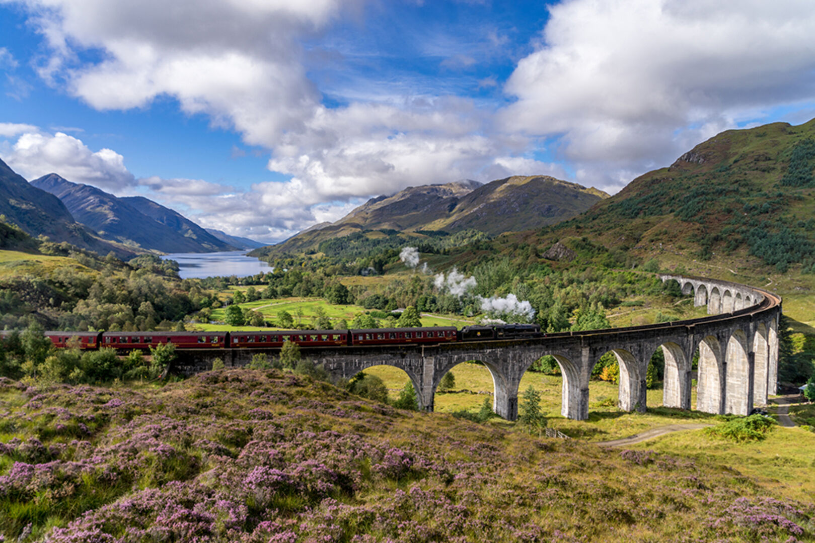 Idyllisch gelegene Zugbrücke in Schottland an einem sonnigen Tag | Credit: iStock.com/Catuncia