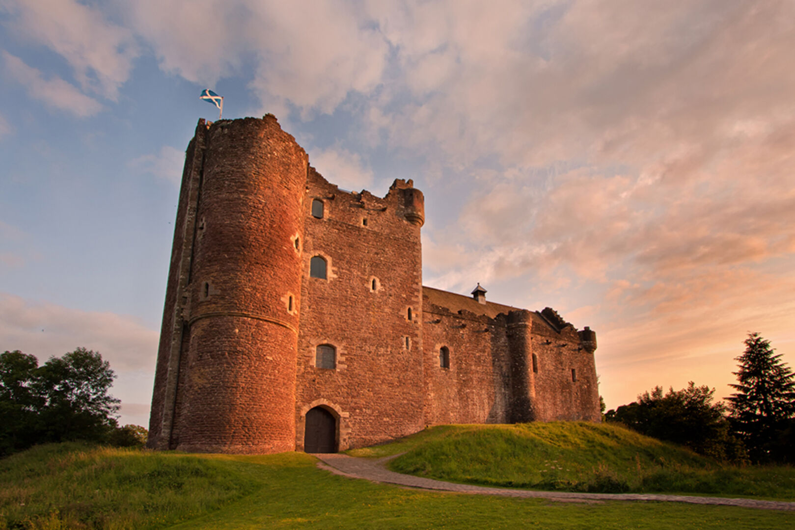 Mittelalterliche Burg in Schottland in der Abenddämmerung | Credit: iStock.com/Heartland-Arts