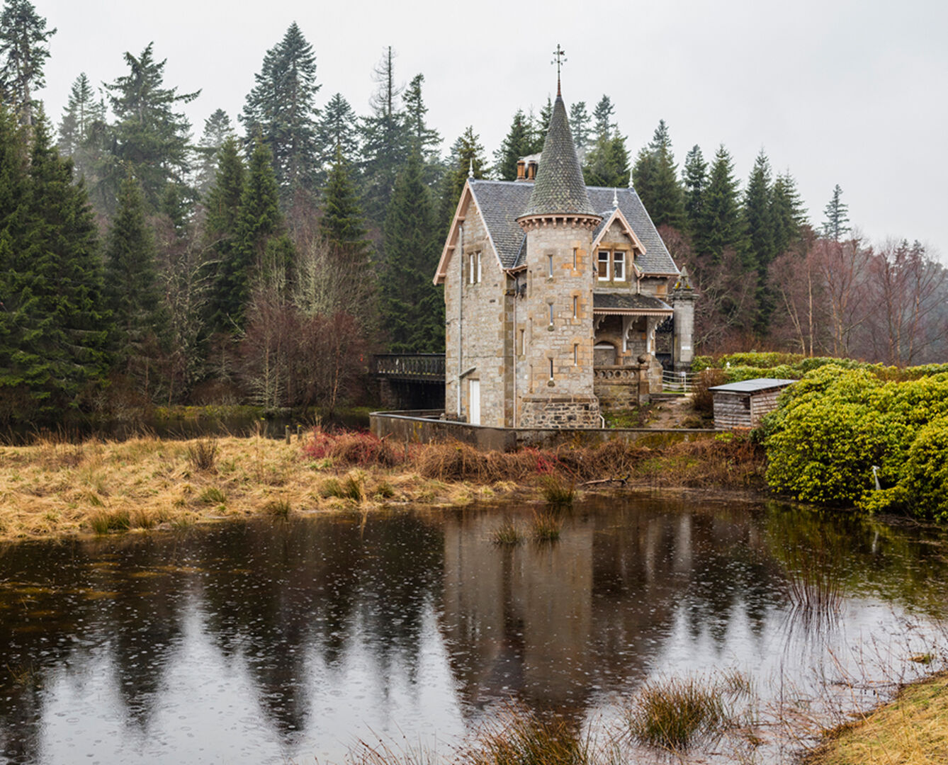 Altes Steinhaus in abgelegener Lage in Schottland an einem trüben Herbsttag | Credit: iStock.com/MicheleVacchiano