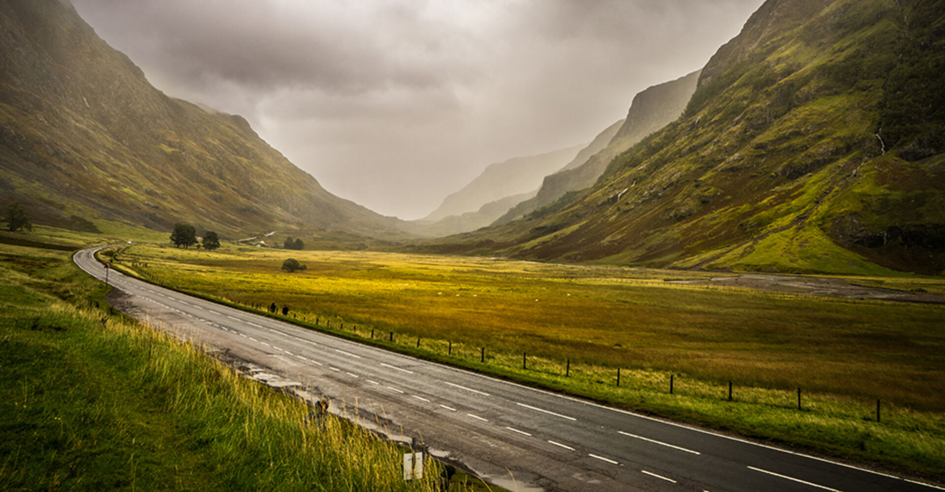 Einsame Landstraße in Schottland an einem verregneten Tag | Credit: iStock.com/I love sticky rice