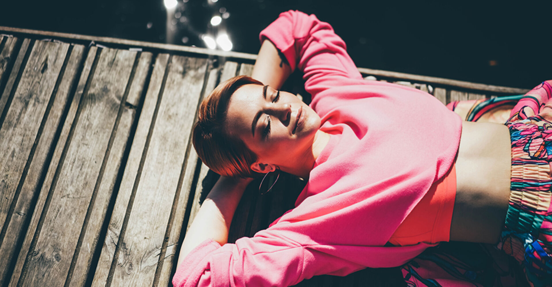 Junge Frau entspannt am Ufer eines Sees | Credit: iStock.com/Maria Korneeva