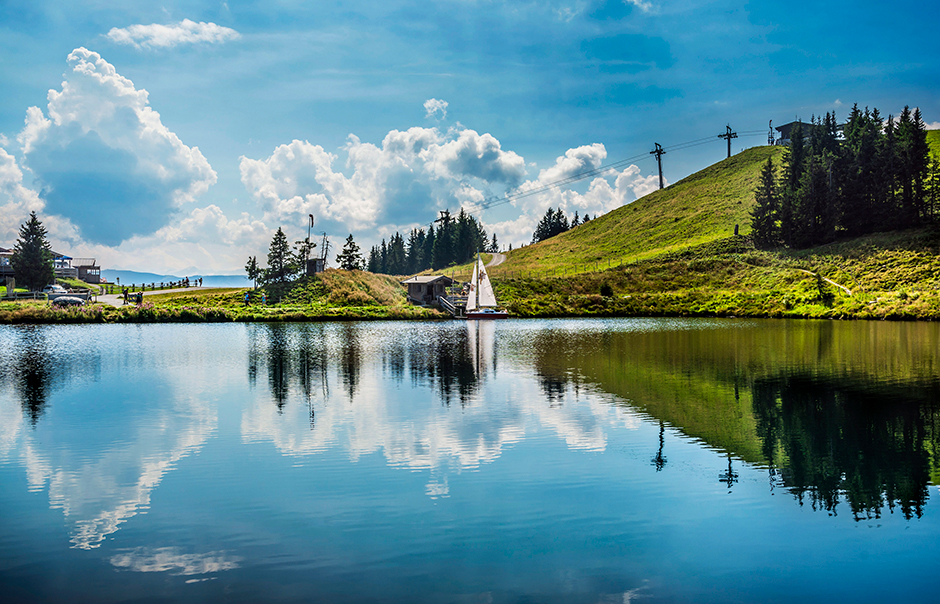 Der Hintersteinersee in Tirol | Credit: iStock.com/ELENAPHOTOS