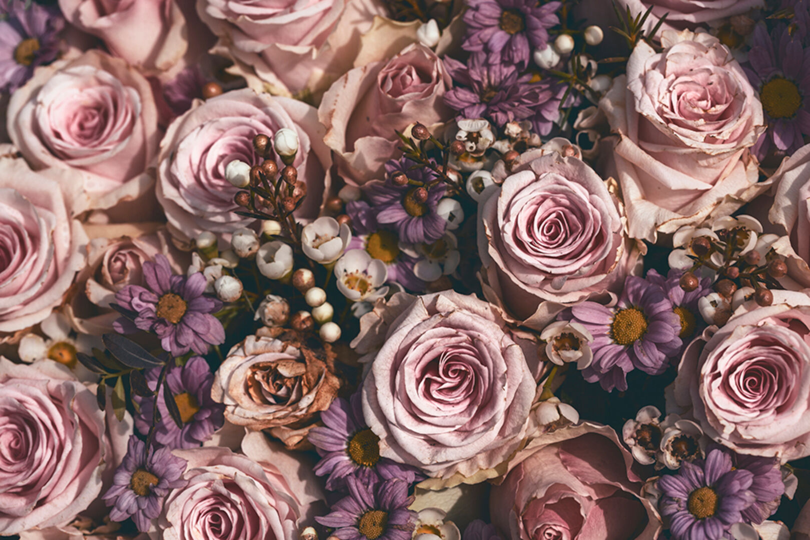 Potpourri aus rosafarbenen Blüten | Credit: iStock.com/ArminStautBerlin