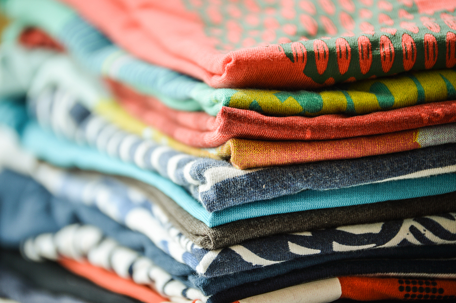 Ein Stapel ausgewaschener T-Shirts | Credit: iStock.com/matth_be