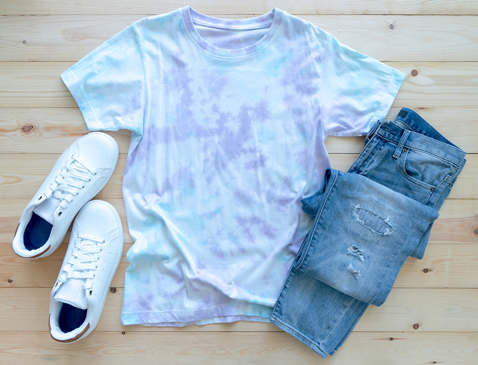 Batik-gefärbtes T-Shirt mit Jeans | Credit: iStock.com/Photobuay