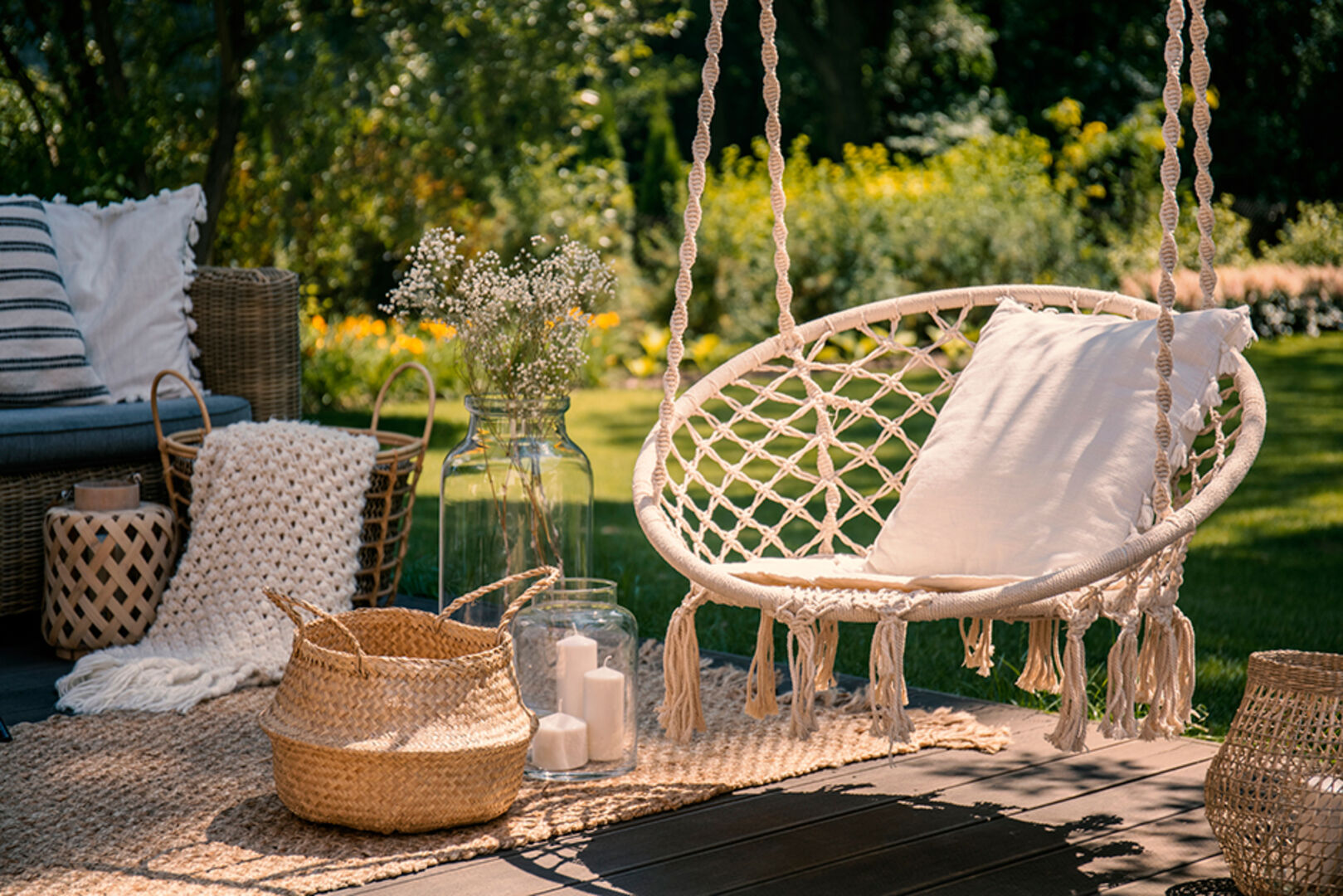 Idyllische Gartenterrasse mit Hängeschaukel | Credit: iStock.com/KatarzynaBialasiewicz