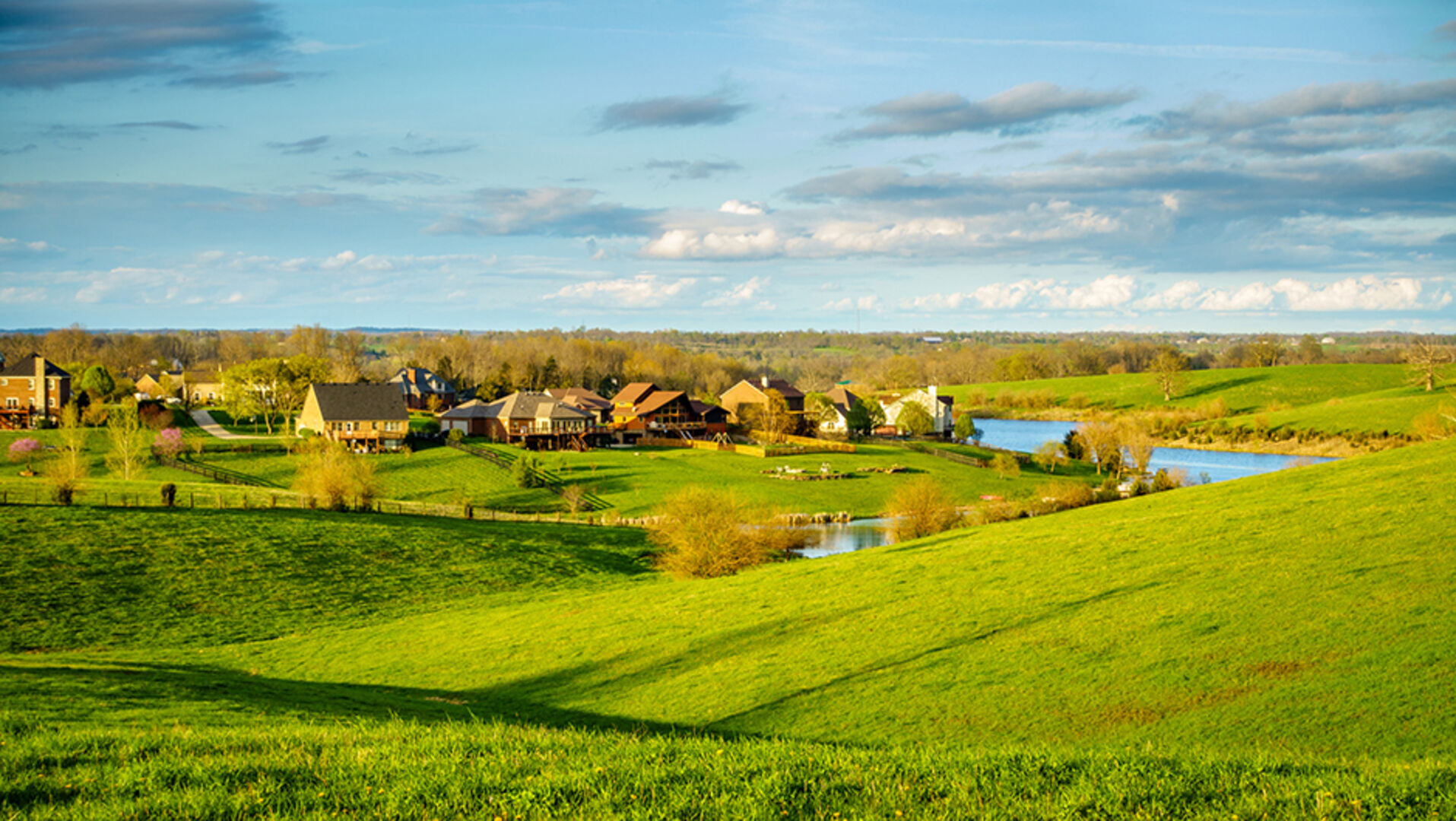 Blick auf ein idyllisch gelegenes Dorf an einem sonnigen Tag | Credit: iStock.com/alexeys