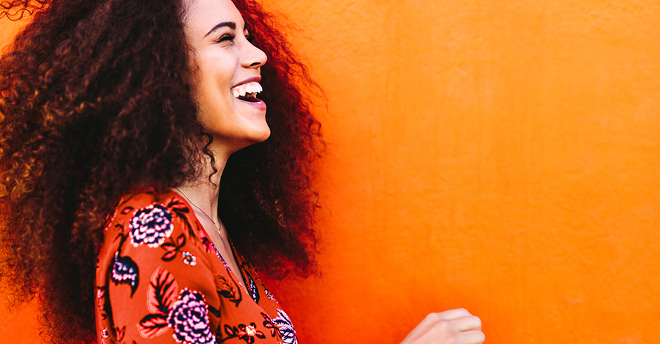 Junge fröhliche Frau mit strahlend weißen Zähnen | Credit: iStock.com/jacoblund