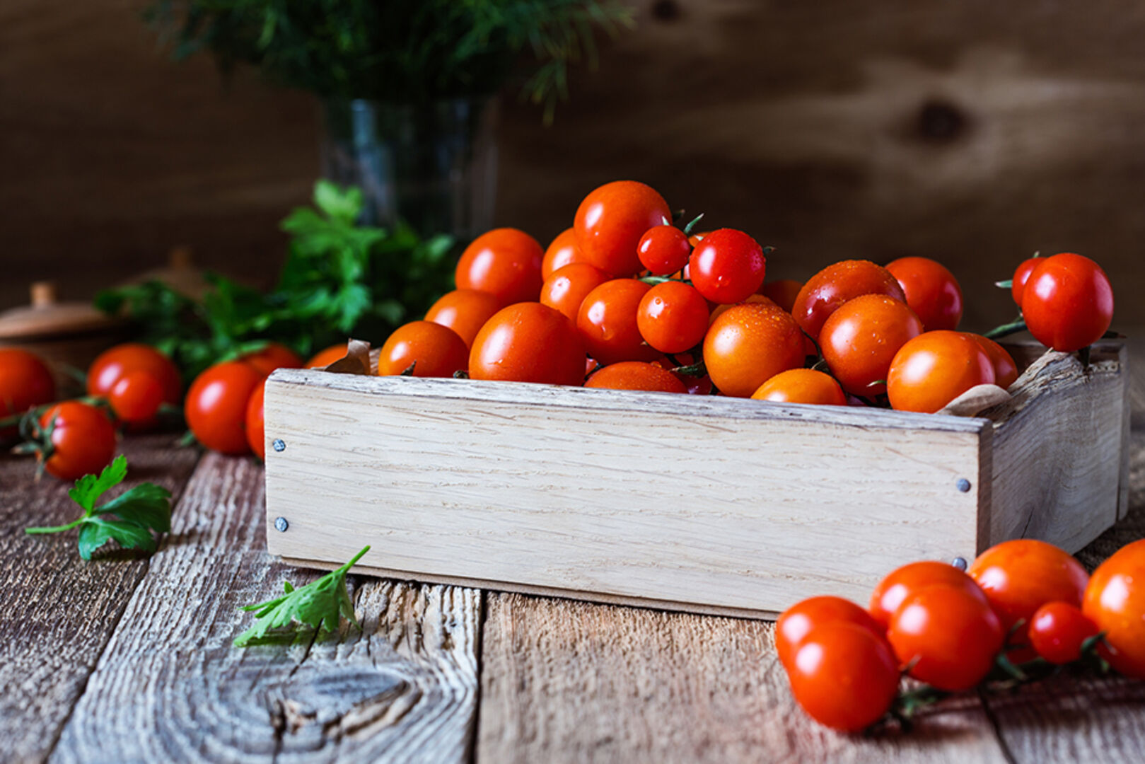 Eine Kiste Tomaten | Credit: iStock.com/istetiana