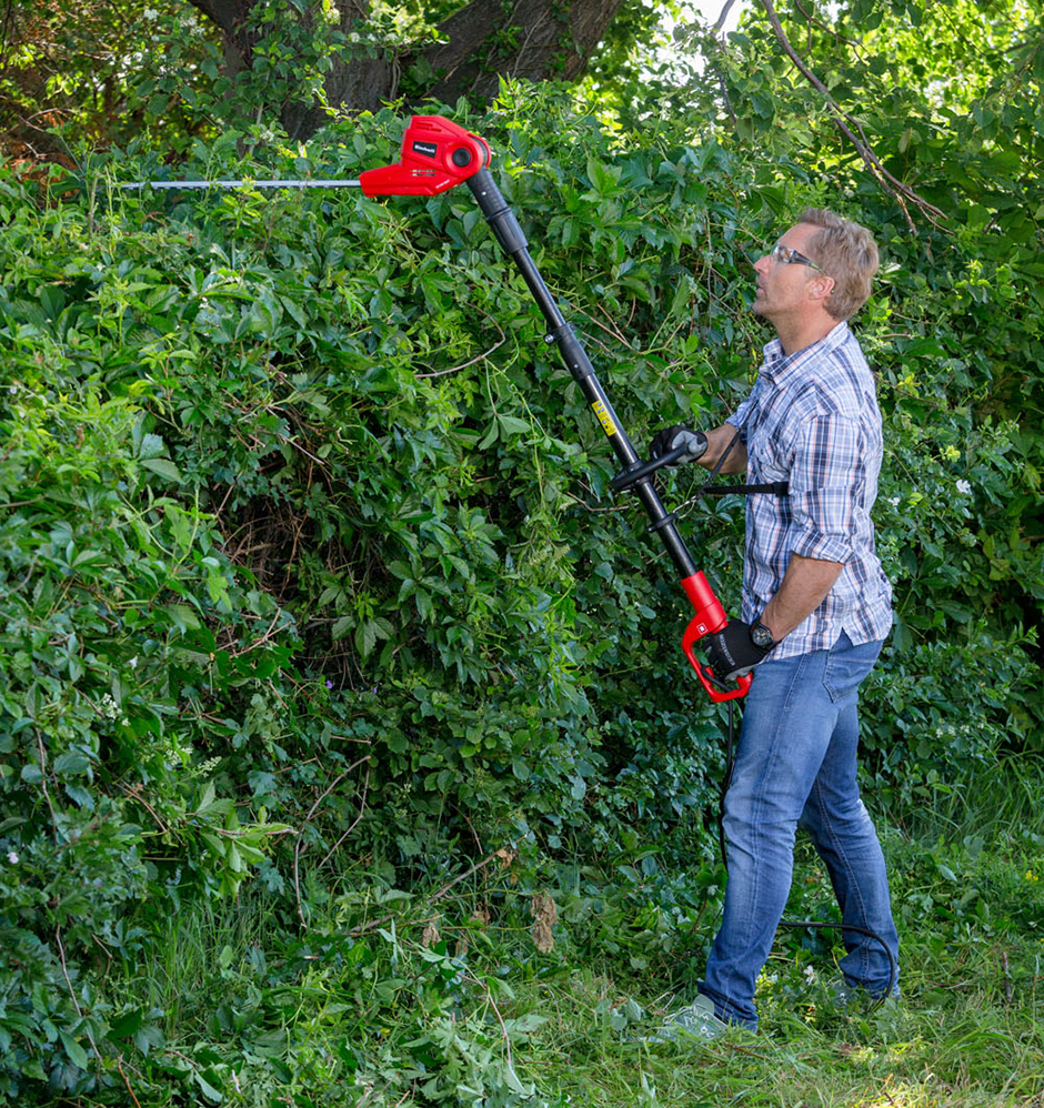 Mann bei der Gartenarbeit mit einer Akku-Teleskop-Heckenschere von EINHELL in der Hand | Credit: ZGONC