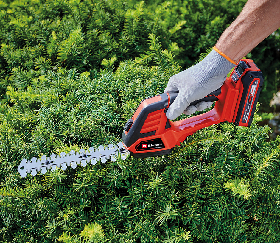 Mann bei der Gartenarbeit mit einer Akku-Strauch- und Grasschere von EINHELL in der Hand | Credit: ZGONC