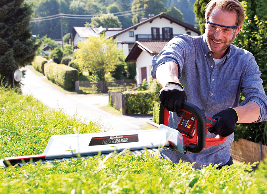 Mann bei der Gartenarbeit mit einer Heckenschere von EINHELL in der Hand | Credit: ZGONC