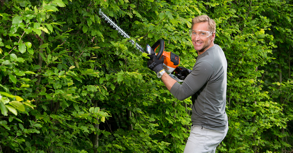 Hans Knauss bei der Gartenarbeit mit einer Akku-Heckenschere von STIHL in der Hand | Credit: ZGONC