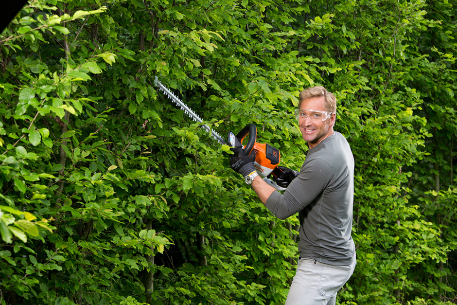 Hans Knauss bei der Gartenarbeit mit einer Akku-Heckenschere von STIHL in der Hand | Credit: ZGONC