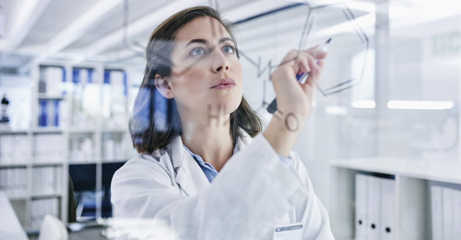 Eine Medizinerin bei der Arbeit.