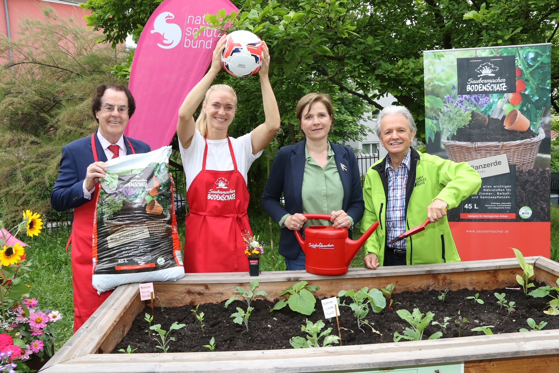 Von links: Saubermachgründer Hans Roth, Profi-Fußballerin Sarah Puntigam, Grazer Vizebürgermeisterin Judith Schwentner und Prof. Dr. Johannes Gepp vom Naturschutzbund Steiermark 