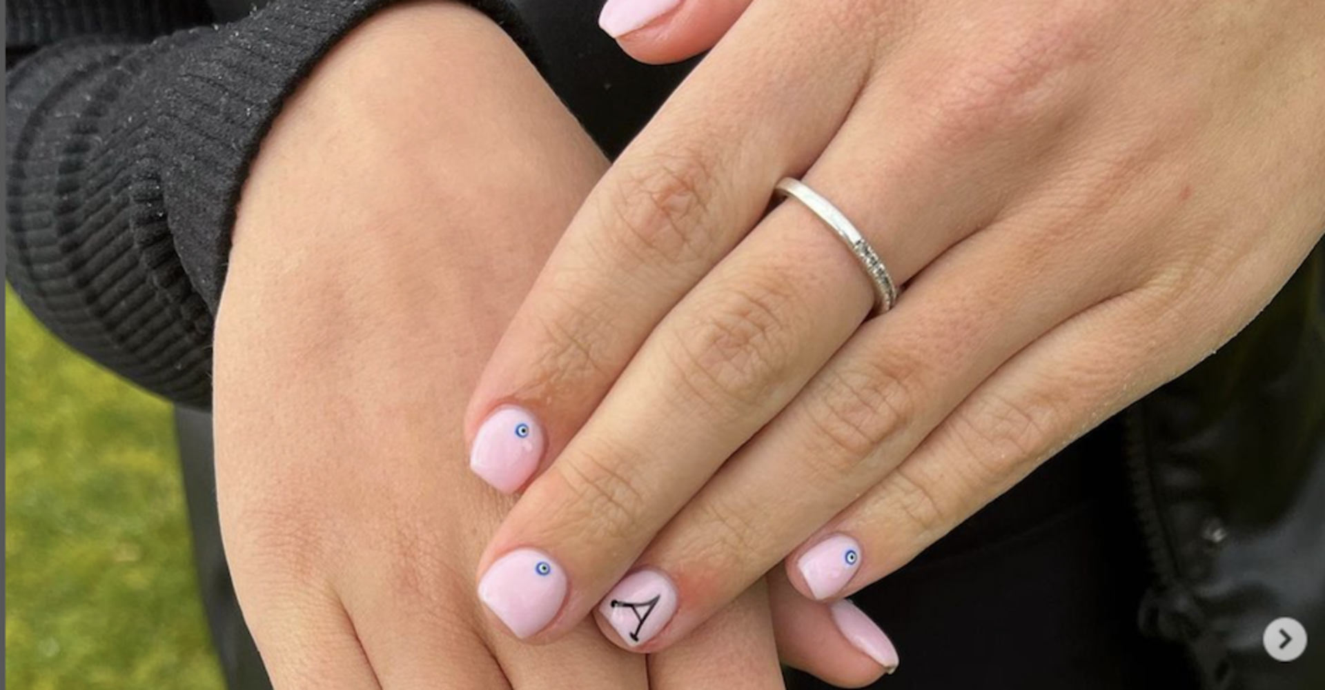 Hand mit manikürten Nägeln