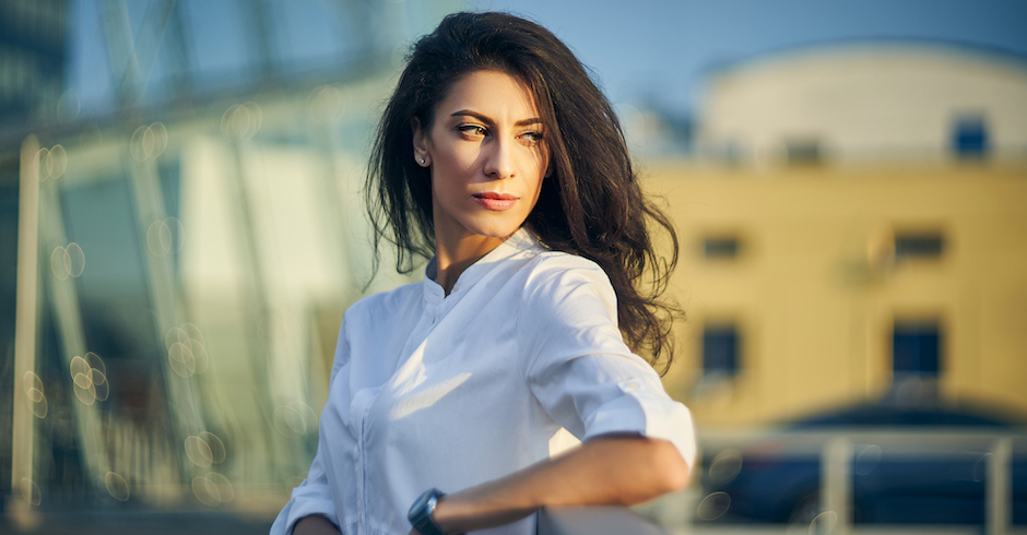Porträt einer Frau mit langen dunklen Haaren