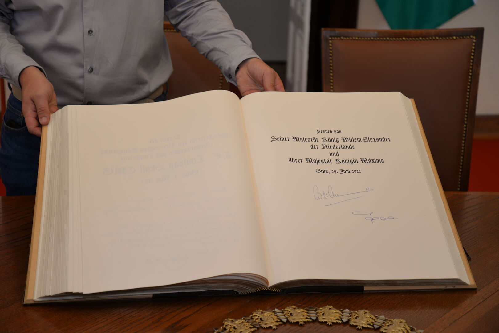 Eintrag des Königspaares in das Goldene Buch