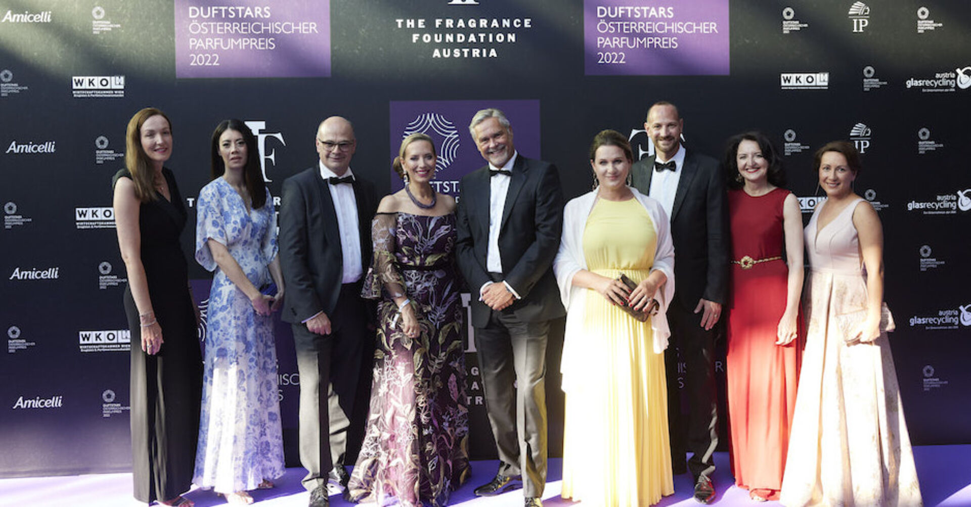 Männer und Damen in Abendkleidung