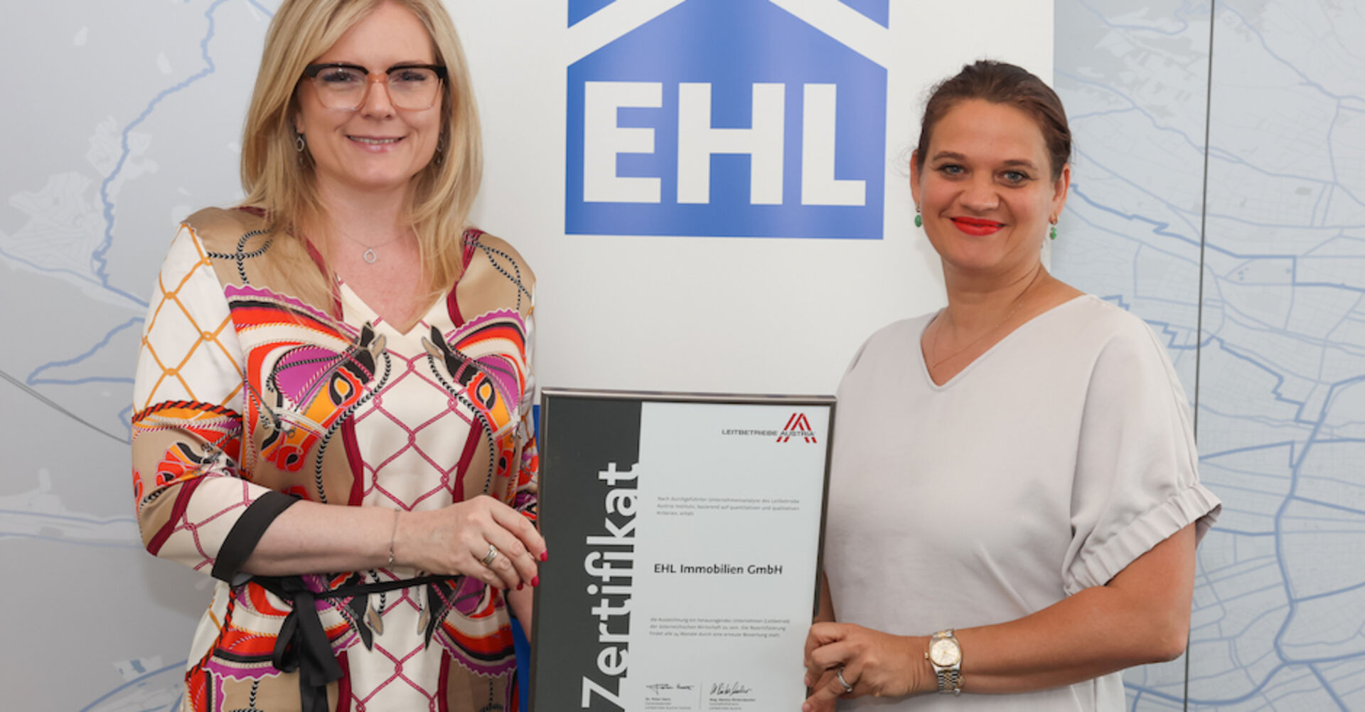 Monica Rintersbacher überreicht die Zertifizierungsurkunde an Andrea Dissauer| Credit: Katharina Schiffl