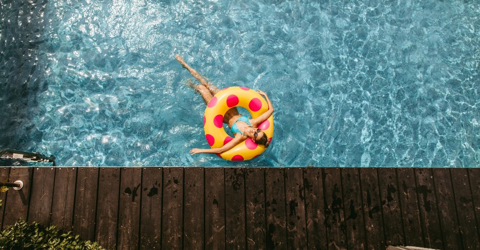 Frau im Pool