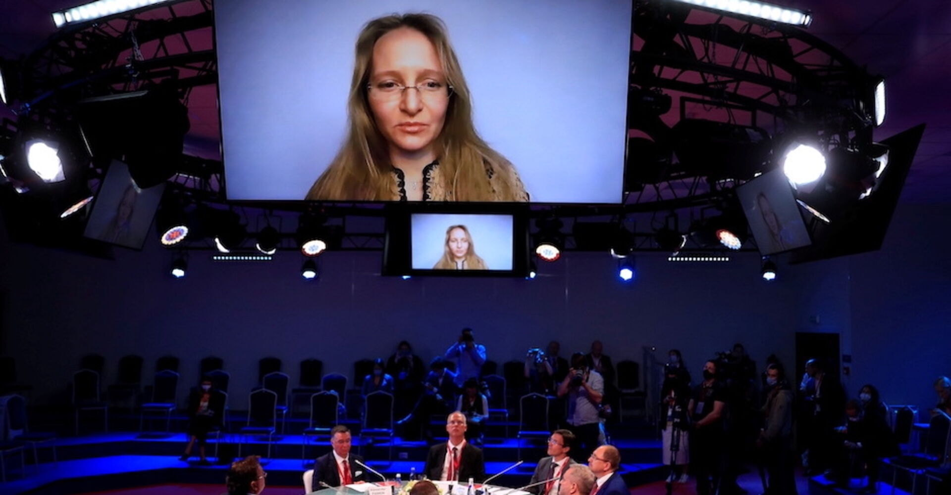 Am Bildschirm zugeschaltet