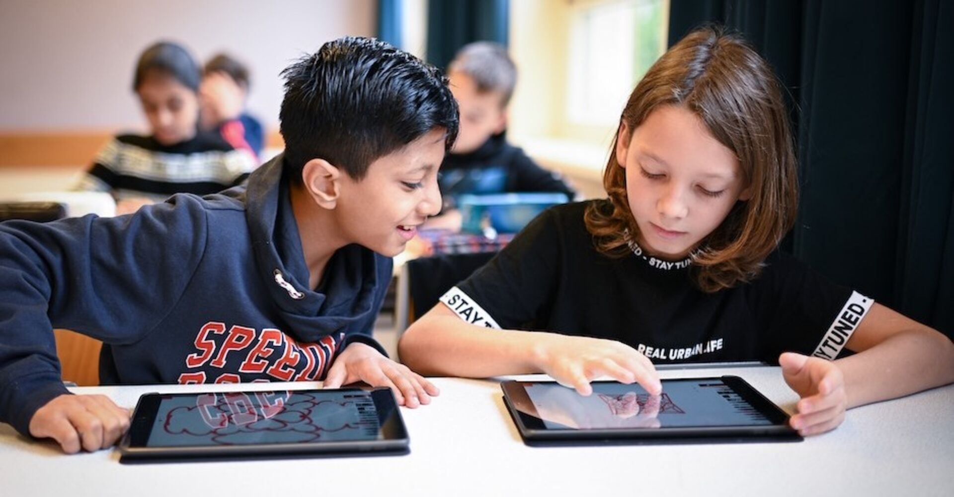 Zwei Schüler mit Tablet