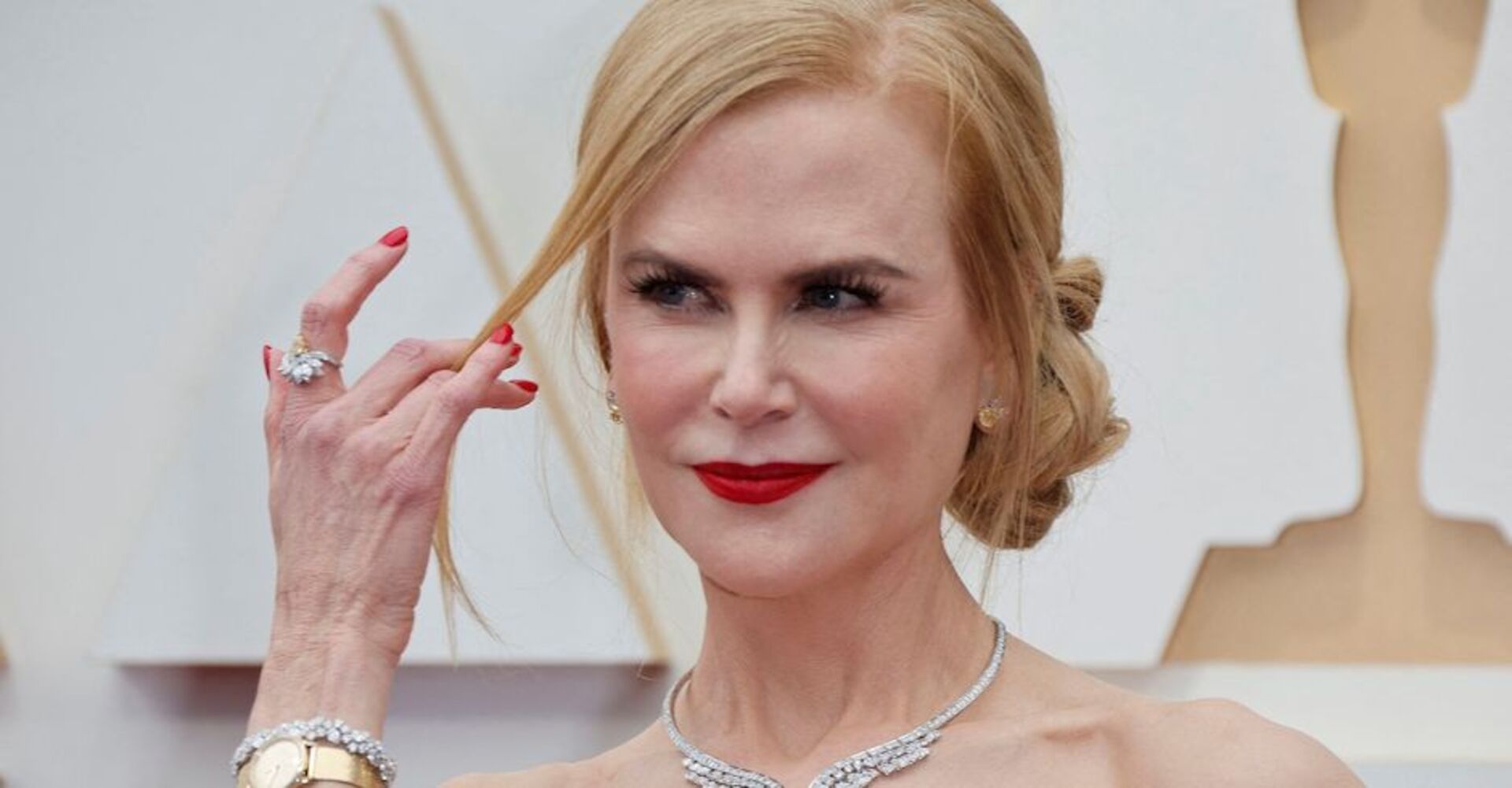 Porträt, streicht Haarsträhne aus dem Gesicht