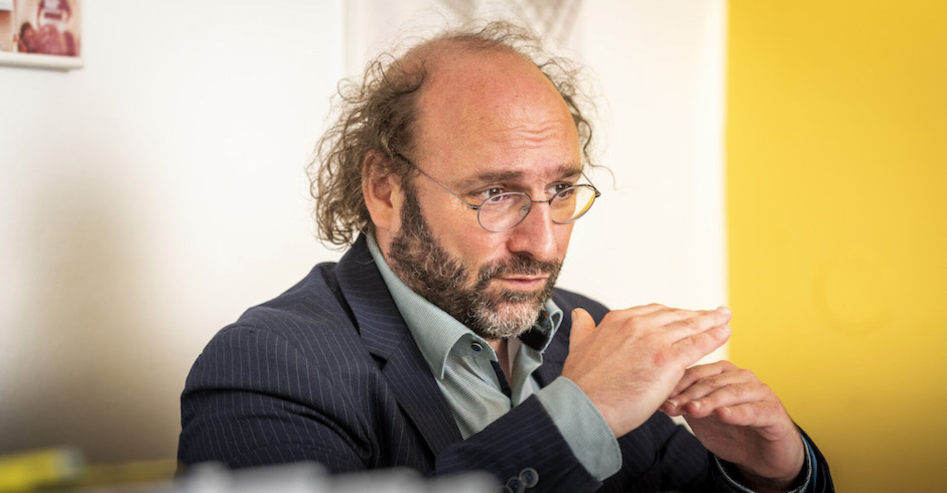 Porträt gestikulierend