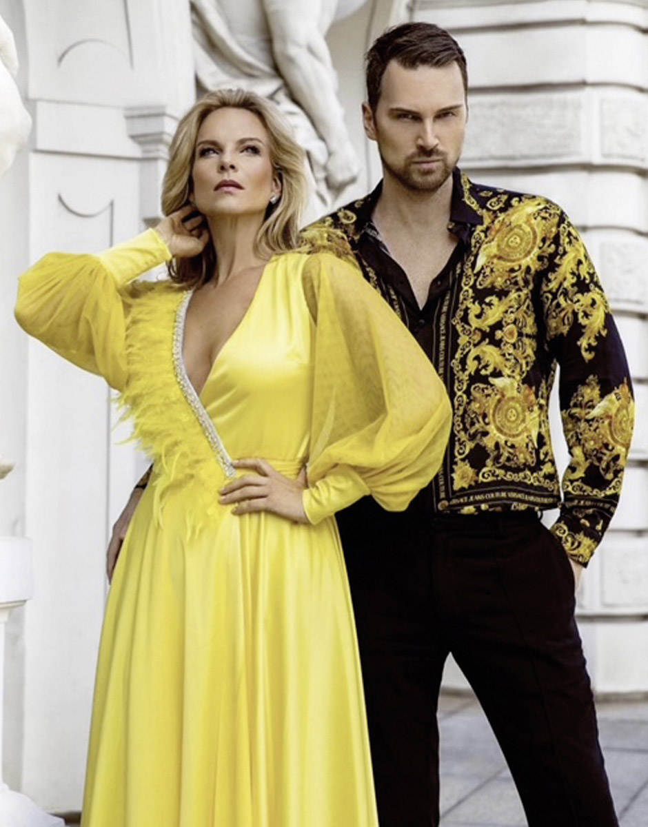 Designer Niko Niko mit einem weiblichen Model.