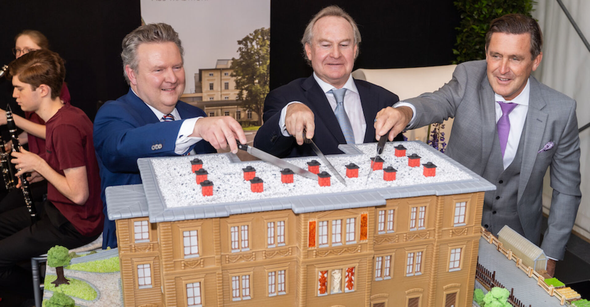 Drei Männer schneiden eine Torte an | Credit: Erick Knight Photography