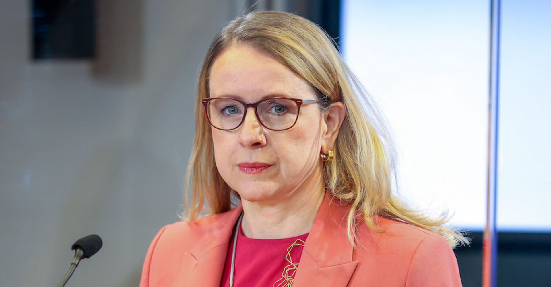 Porträt im orangen Blazer