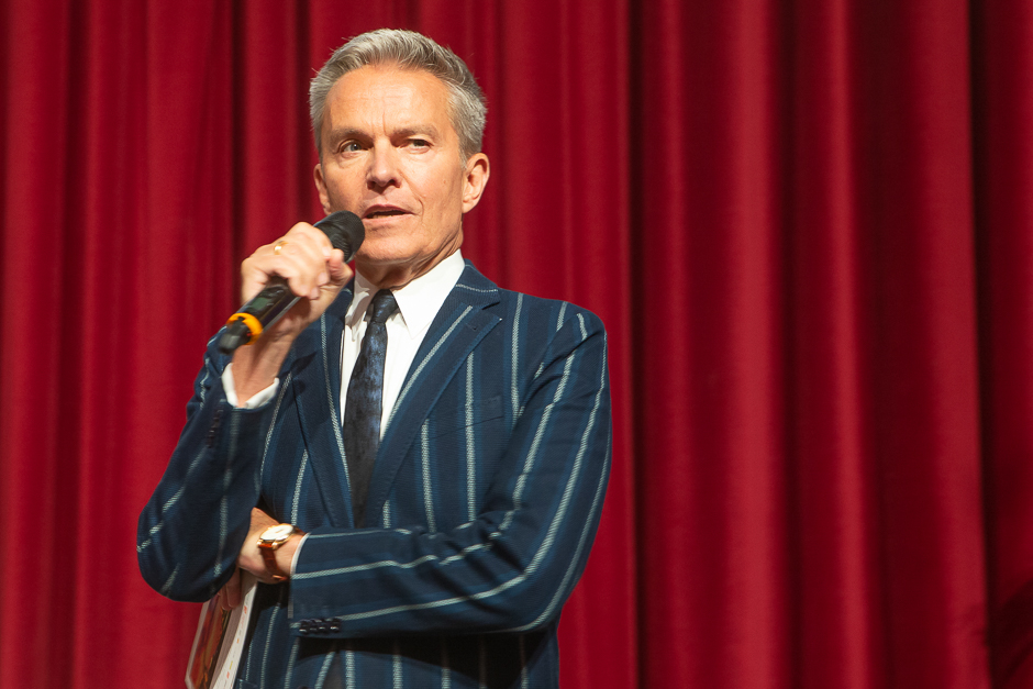 Alfons Haider vor einem roten Vorhang