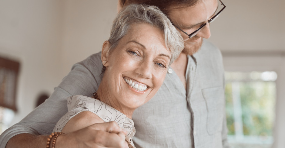 Junger Mann und reife Frau | Credit: iStock.com/Peoplemages